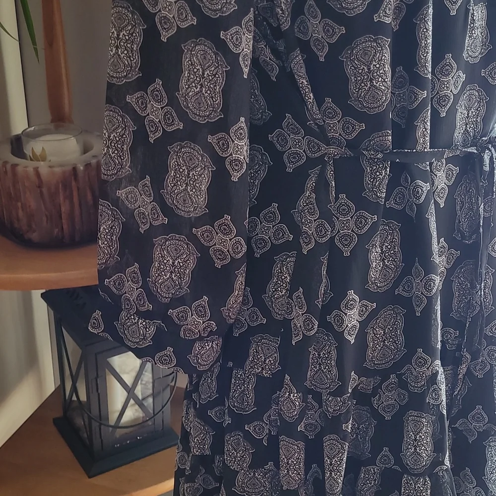 Rose and Olive Tiered Hemline Vee Neckline Graphic Print Dress - Size Medium - Picture 4 of 14